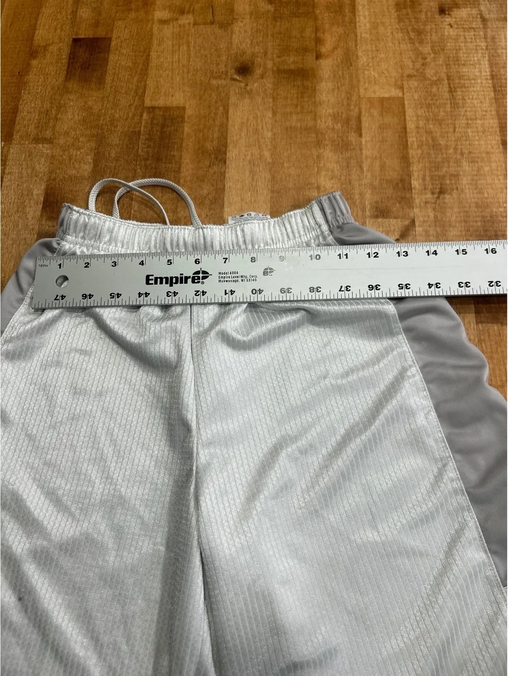 Nike Men's White and Gray Athletic Shorts Size M